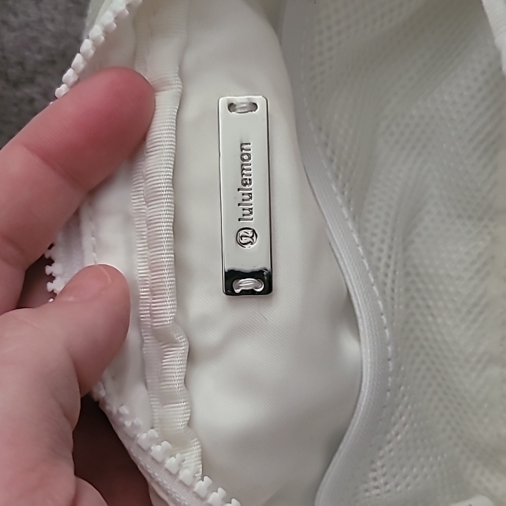 Lululemon Everywhere Belt Bag - White Opal - Excellent condition - Picture 5 of 7